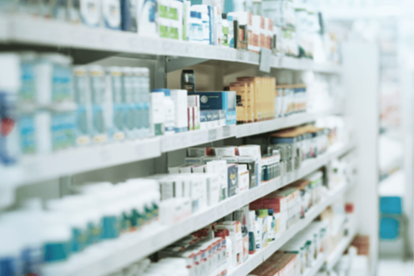 Versorgung mit Arzneimitteln: Auswahl an Medikamenten in Apothekenregalen.