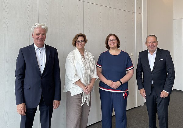 Gruppenfoto mit der Berliner Gesundheitssenatorin, ihrer Staatssekretärin und den beiden Vorständen des Medizinischen Dienstes.