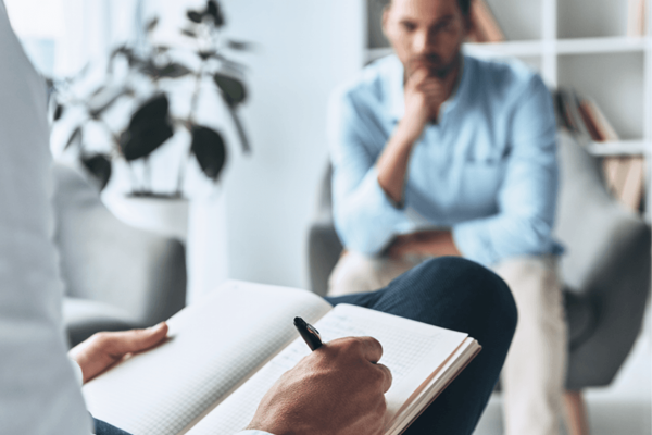 Darstellung einer psychotherapeutischen Sitzung: Gespr&auml;ch und Dokumentation im Rahmen der psychosomatischen Behandlung.