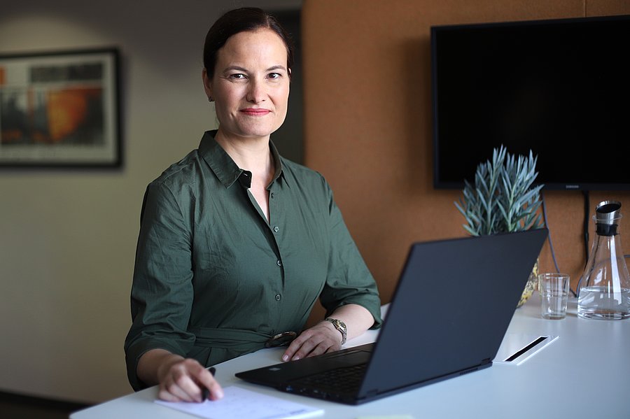 Ärztliche Gutachterin am Laptop