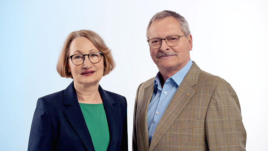 Foto der alternierenden Vorsitzenden des Verwaltungsrates des Medizinischen Dienstes Berlin-Brandenburg, Frau Roswitha Steinbrenner (links) und Herrn Wolfgang Metschurat (rechts)