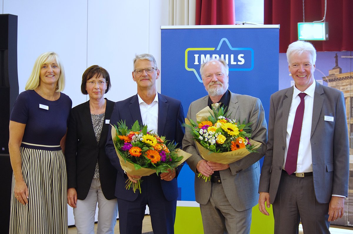 Gruppenfoto mit den Diskutantinnen und Diskutanten in dieser Meldung