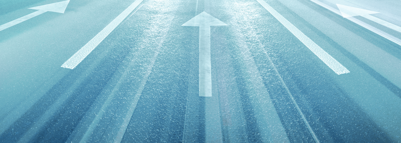 Mehrere blau-wei&szlig;e Pfeile zeigen in die selbe Richtung. Sie stehen f&uuml;r Aufbruch und den Blick in die Zukunft.