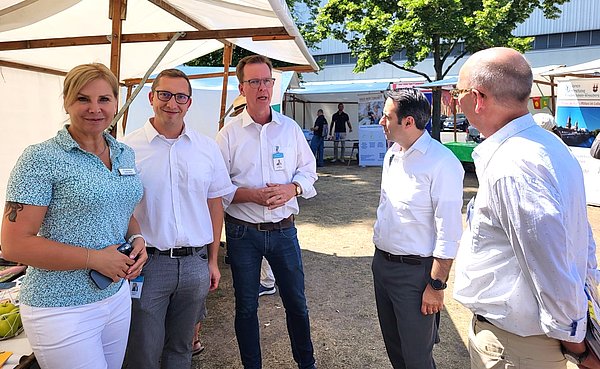 Foto zeigt den Stand des MD BB beim Markt der Möglichkeiten zum Start der Berliner Seniorenwoche 2025, mit im Bild Staatssekretär für Soziales, Berlin, Aziz Bozkurt.