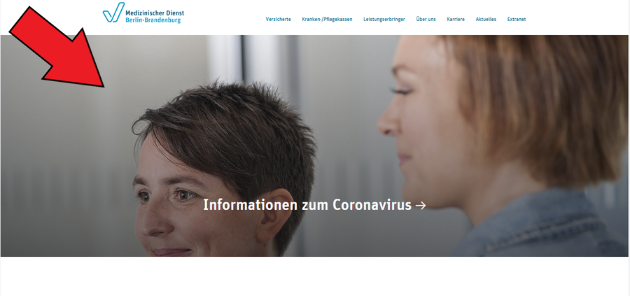 Bild zeigt: Internet·seite vom Medizinischen Dienst Berlin-Brandenburg mit einem Pfeil auf das große Foto.