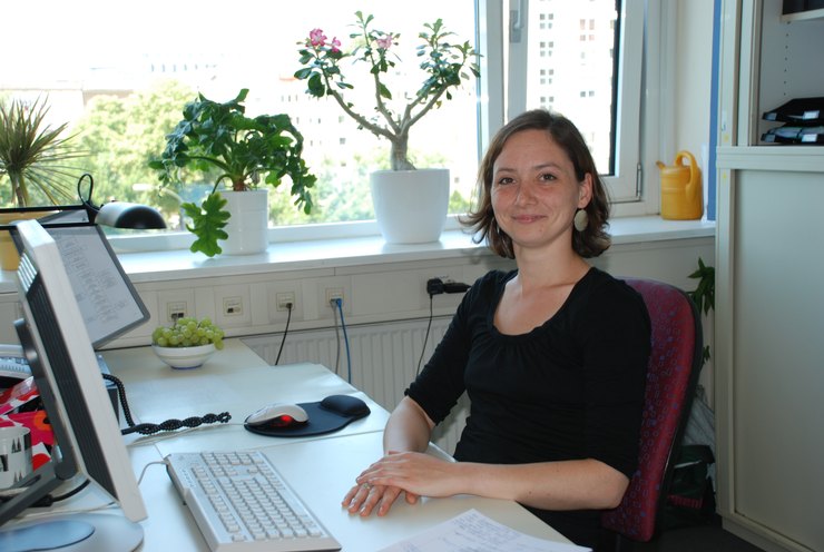 Assistenzkraft Assistenzkraft am Schreibtisch im Büro