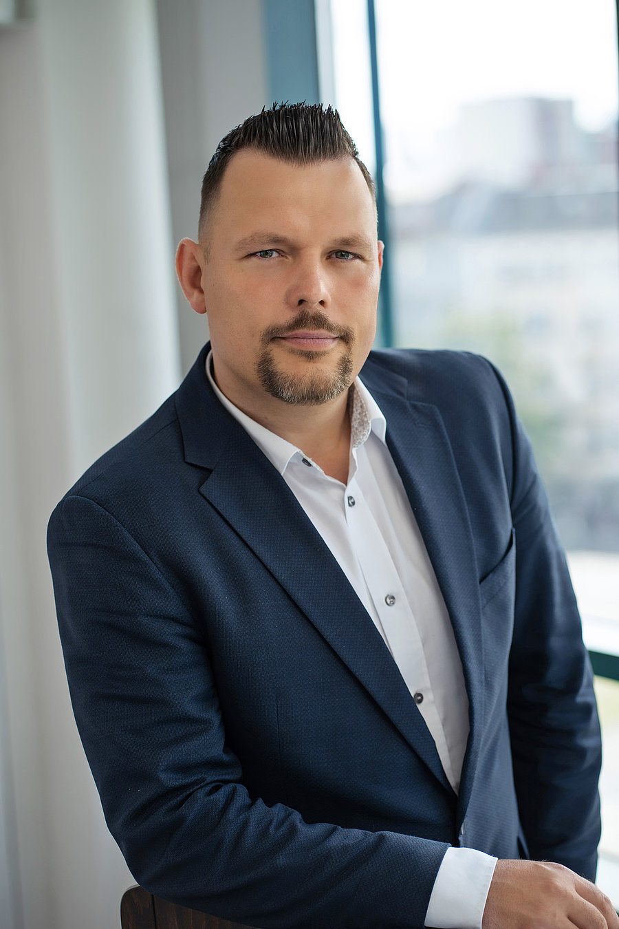 Foto des Leiters des Geschäftsbereichs Pflege, Marcel Silbernagel