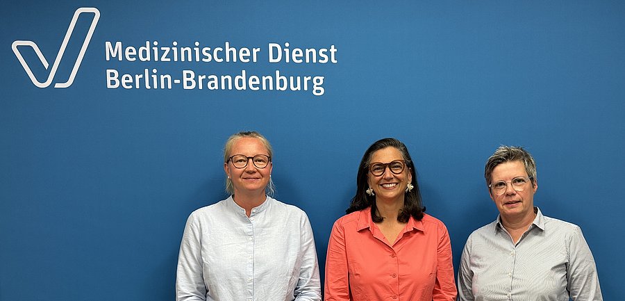 von links nach rechts: die Abteilungsleiterinnen Dr. Ina Jovanovic und Edith Alarcon-Dr&uuml;ge sowie die Fachreferentin Dr. Yvonne K&auml;utner-Nagel vor einer blauen Pressewand mit dem Logo des MD Berlin-Brandenburg
