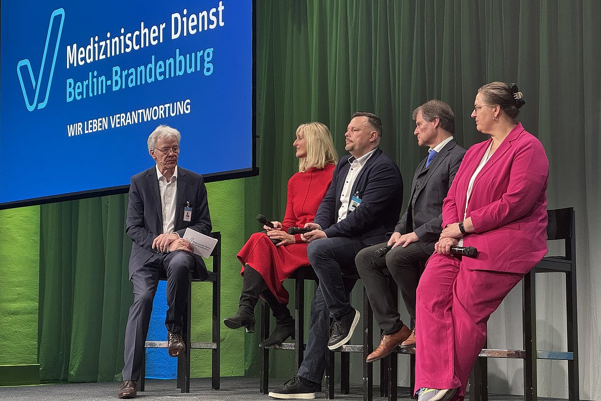 Politische Podiumsdiskussion, von links nach rechts: Dr. Axel Mee&szlig;en, Dr. Birgit Heukrodt, Marcel Silbernagel, Michael Zaske und Ellen Hau&szlig;d&ouml;rfer