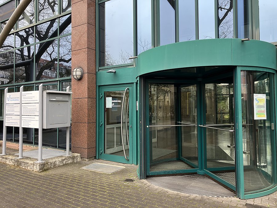 Zugang zur Karusseltür in der Lise-Meitner-Str.1