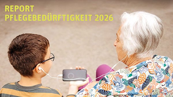 Bildausschnitt vom Coverbild des Reports Pflegebed&uuml;rftigkeit 2026 des MD BB. Ein Kind und eine alte Frau im Rollstuhl von hinten gesehen. Sie teilen sich die Ohrh&ouml;rer eines Smartphones und blicken zusammen auf dessen Bildschrirm.  