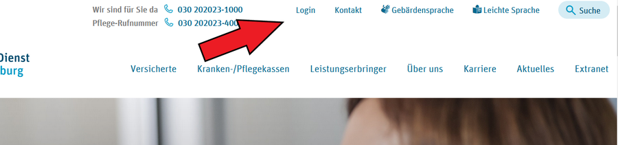 Bild zeigt: Internet·seite vom Medizinischen Dienst Berlin-Brandenburg mit einem Pfeil auf die 5 kleinen Wörter.