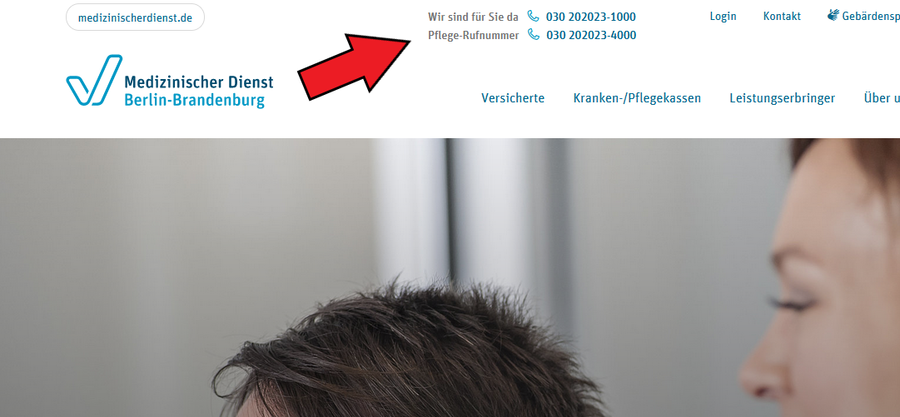 Bild zeigt: Internet·seite vom Medizinischen Dienst Berlin-Brandenburg mit einem Pfeil auf die Telefon·nummern.