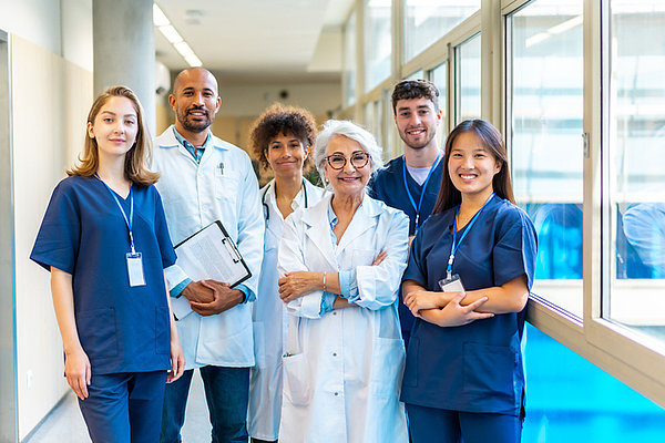 Team aus Besch&auml;ftigten im Gesundheitswesen in einem modernen Klinikgeb&auml;ude.