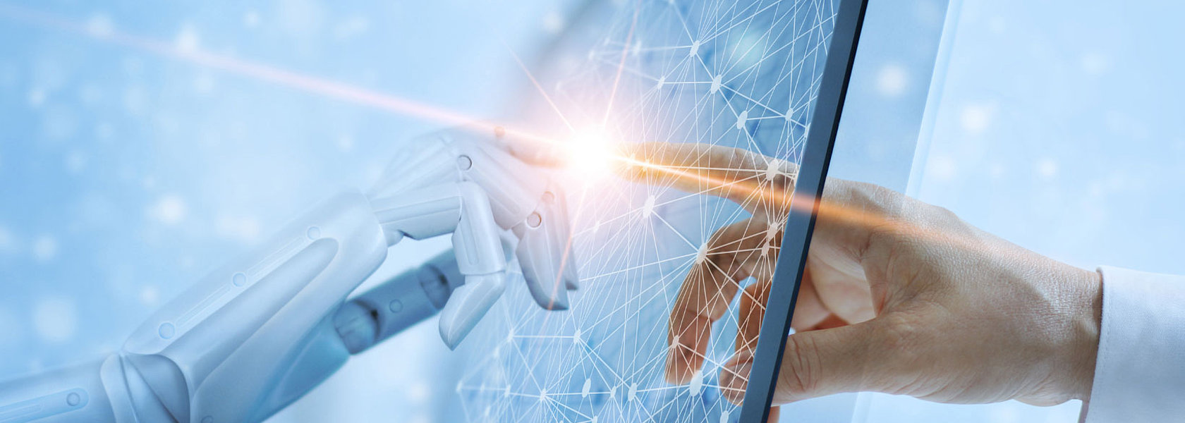 Eine menschliche Hand berührt eine Roboterhand durch einen Bildschirm mit digitalen Netzwerklinien.