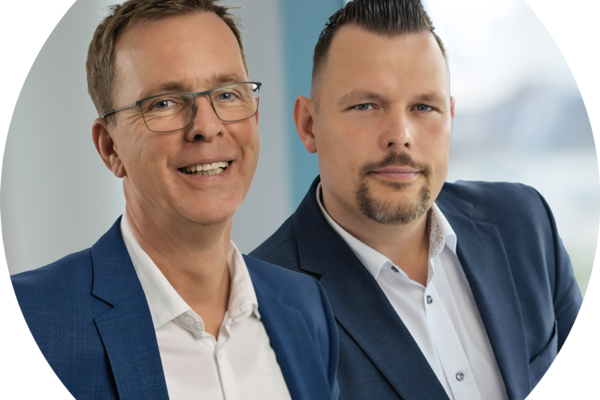Ein Foto von Ludger Waterkamp (Fachreferenten für die Einzelfallbegutachtung Pflege) und Marcel Silbernagel (Geschäftsbereichsleiters Pflege)